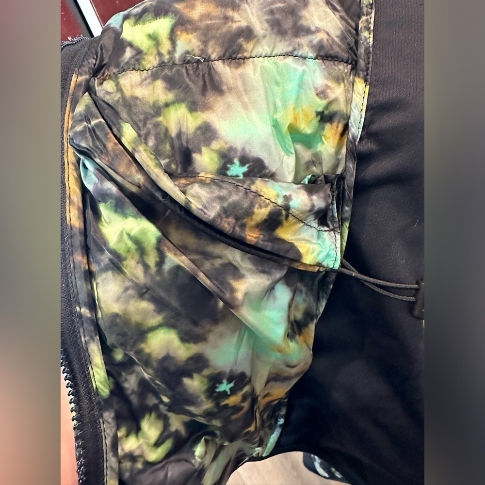 Fabletics Elliot Packable Puff Vest Tie Dye Trip - Picture 8 of 13